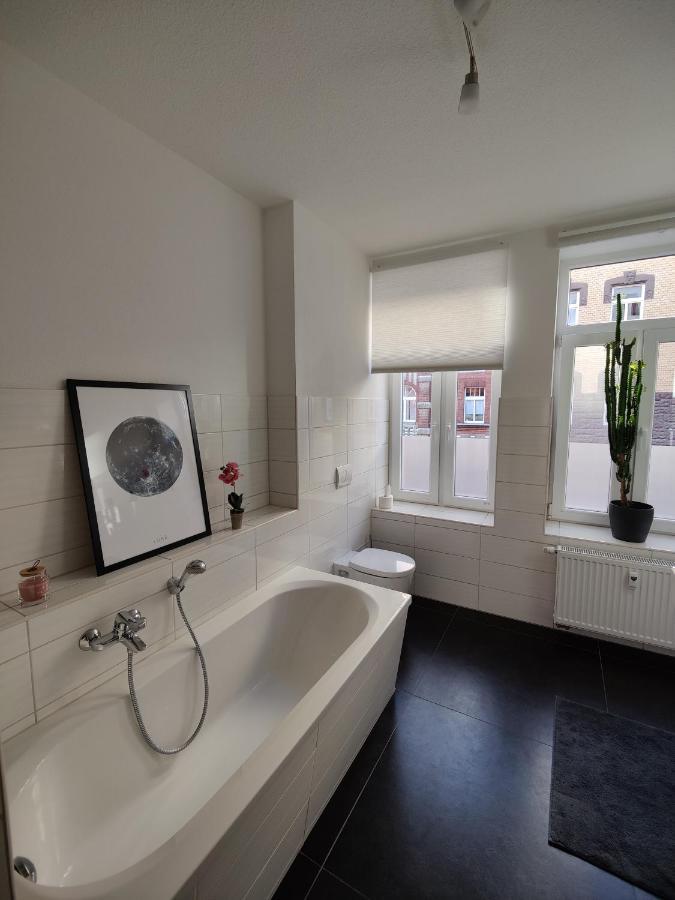 Neu Sanierte Wohnung Mit Balkon Und Stellplatz エアフルト エクステリア 写真